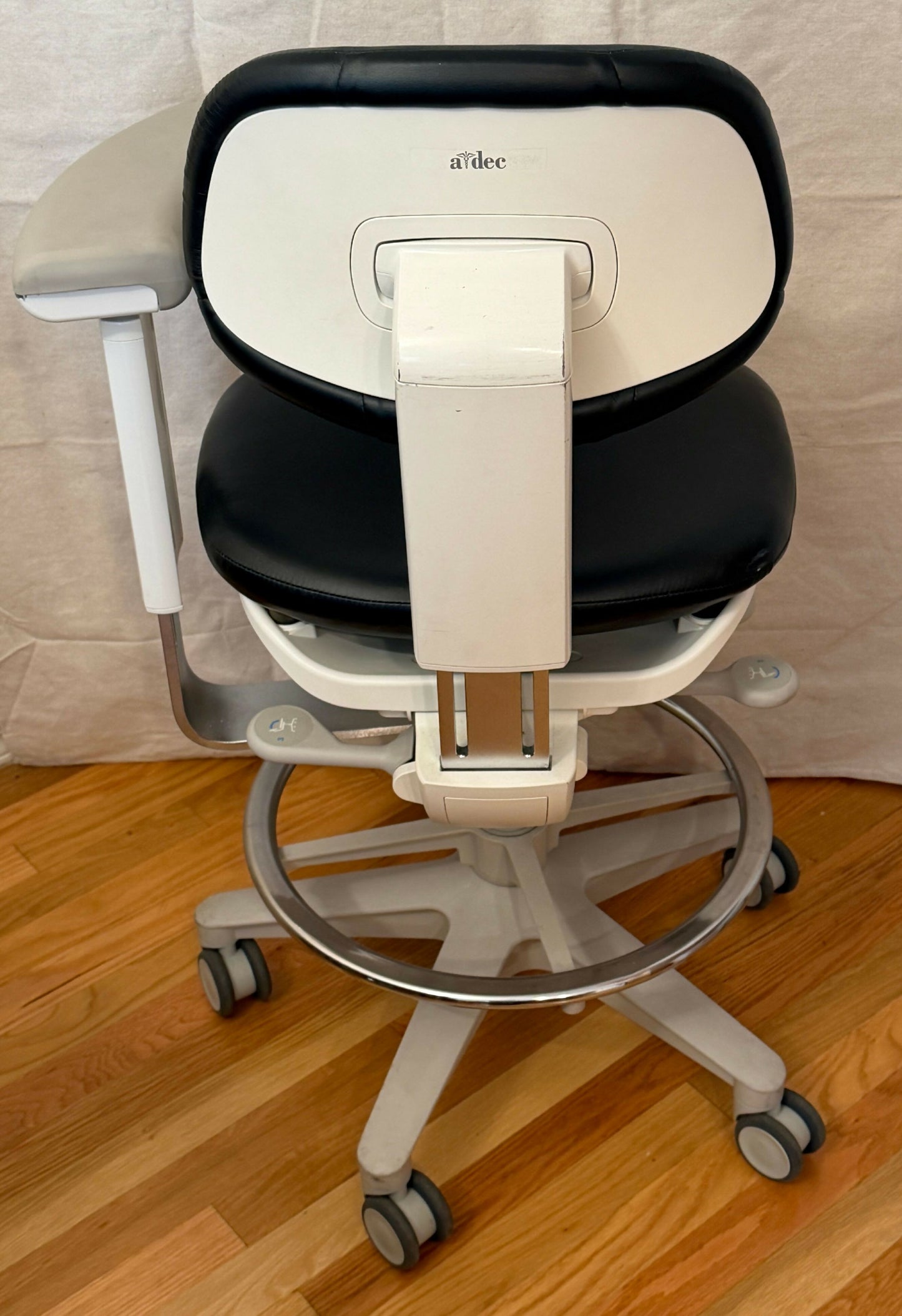 A-DEC 522 ASSISTANTS STOOL