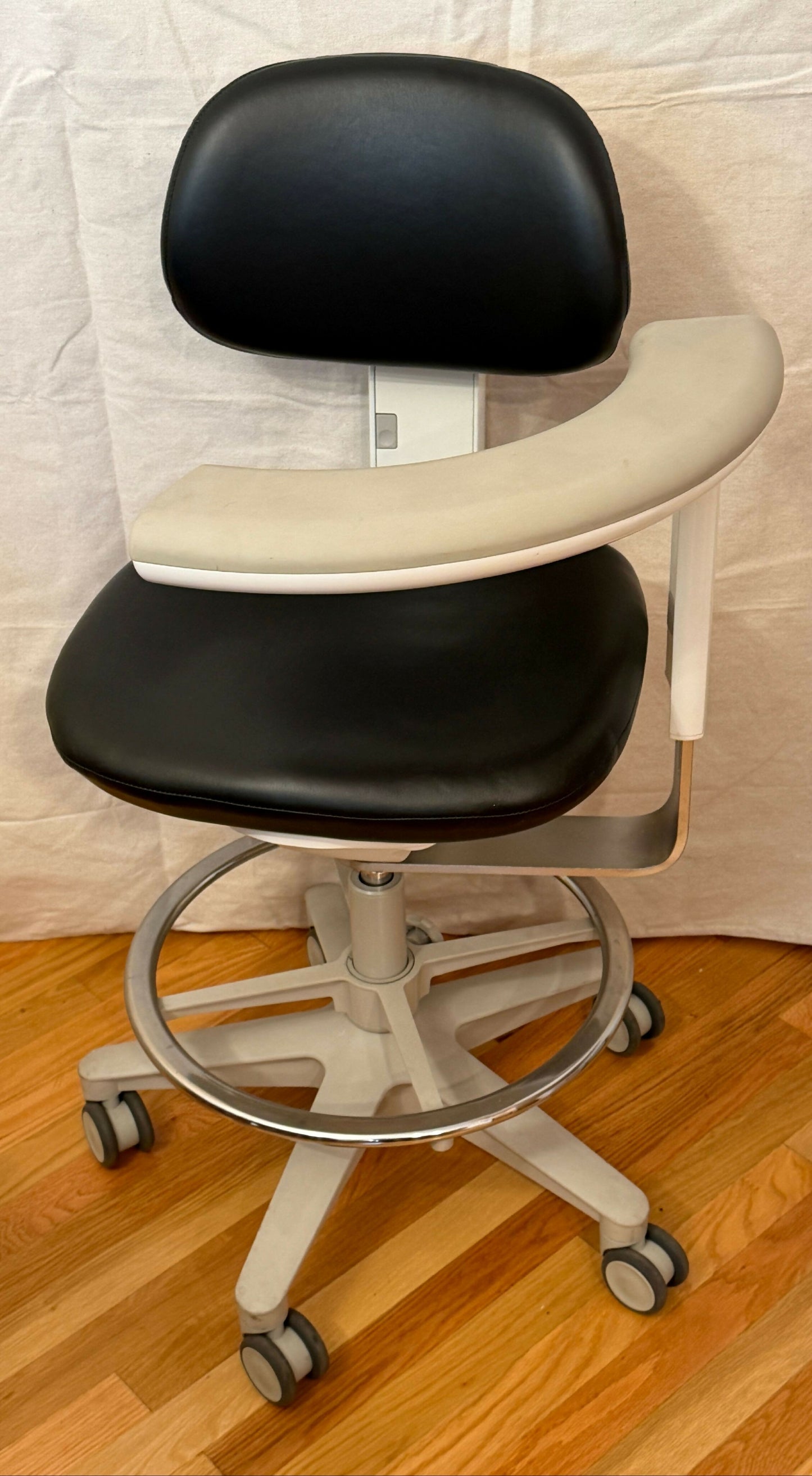 A-DEC 522 ASSISTANTS STOOL